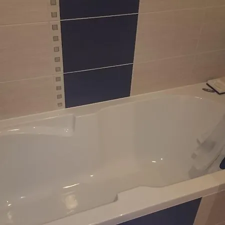 Smeraldo Wellness Apartman 公寓 *